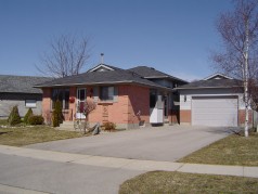3 bedroom backsplit located on a very private lot. 